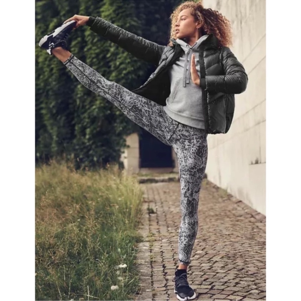 Athleta Elation 7/8 Print Leggings Graffiti Print XXS - Picture 2 of 7